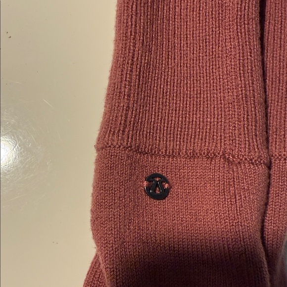 NWOT Lululemon Scroll On Knit Gloves in Misty Merlot in XS/S - Picture 5 of 6